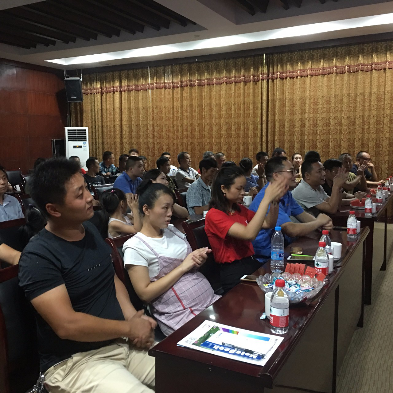 宇鋒重慶市(shì)場産品推介會(huì)，上牌車(chē)很(hěn)受歡迎